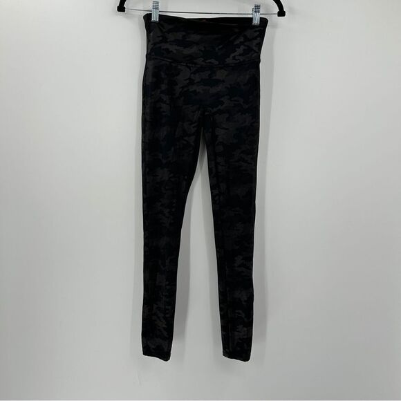 SPANX Look at Me Now Seamless Faux Leather Camo Leggings Black Camouflage Size M - Picture 4 of 11